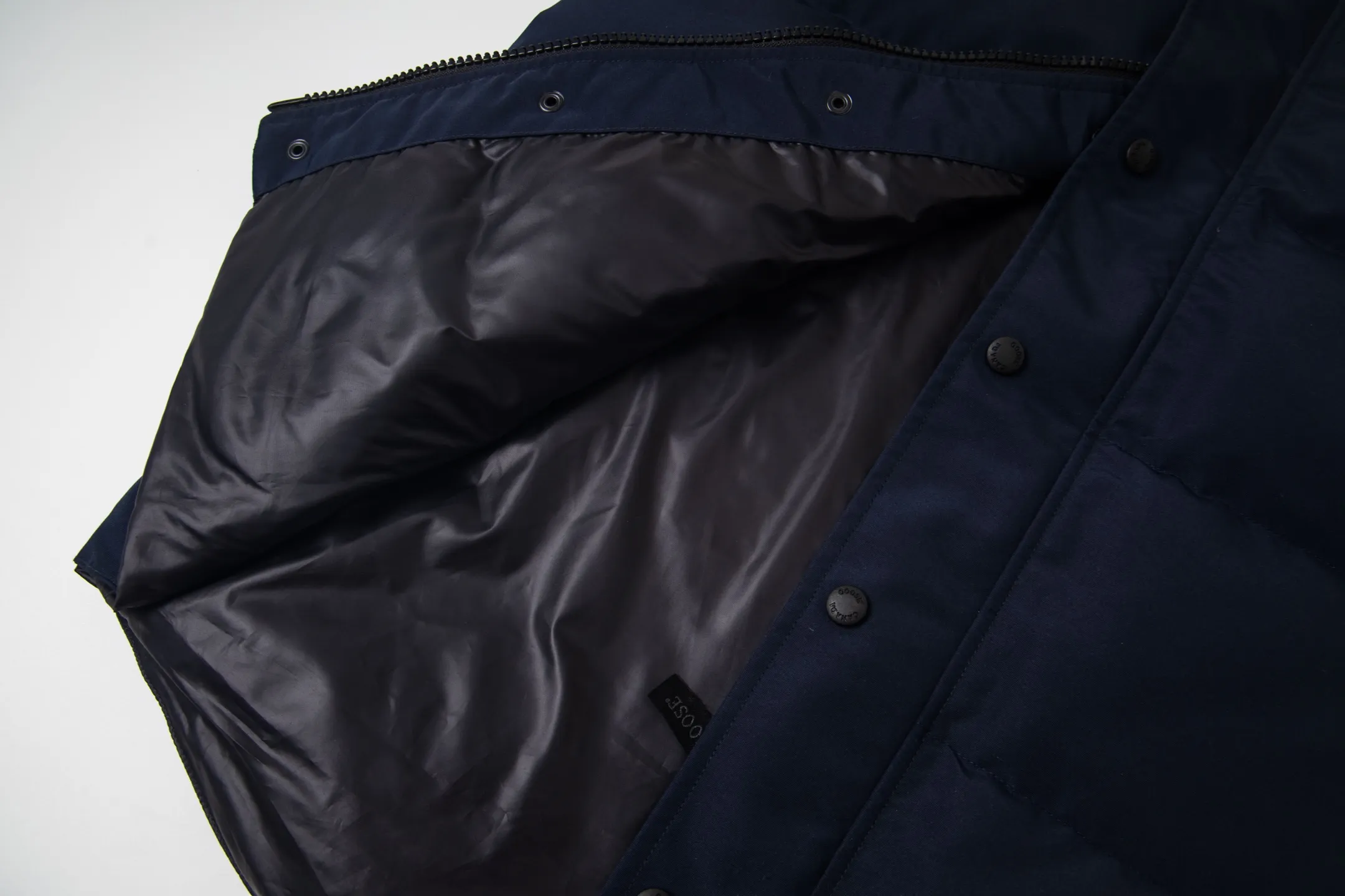 P360 Canada Goose/Canada Goose Black Label #Freestyle Crew 4151mb men's and women's vest down ➖ Imported Behringer embroidery machine customized 10,000-needle embroidery label! ➖ Imported 21-count polyester-cotton blended original fabric, using Feather-Light 10D waterproof coating fabric, made of 84.5% polyester fiber and 15.5% cotton, 100% the best feel in the entire network! ➖ The genuine official website uses the national standard 80 white duck down, and will never be misled by false claims such as 90 down or goose down! ➖ 100% nylon nylon lining with double double-layer sealing design to prevent velvet from running away. Top-grade polar fleece is used in the collar and pockets to keep warm and comfortable! ➖ Yoshida YKK provides original custom-made electroplated sliders. YKK two-way lockable zippers are tight and smooth and will not peel off paint! ➖ 3M composite original Velcro is durable, and all accessories and hardware are disassembled and customized! ⛔No slander, no exaggeration, no need for too much copywriting, because it is focused, it is professional!  SIZE: XS S M L XL XXL